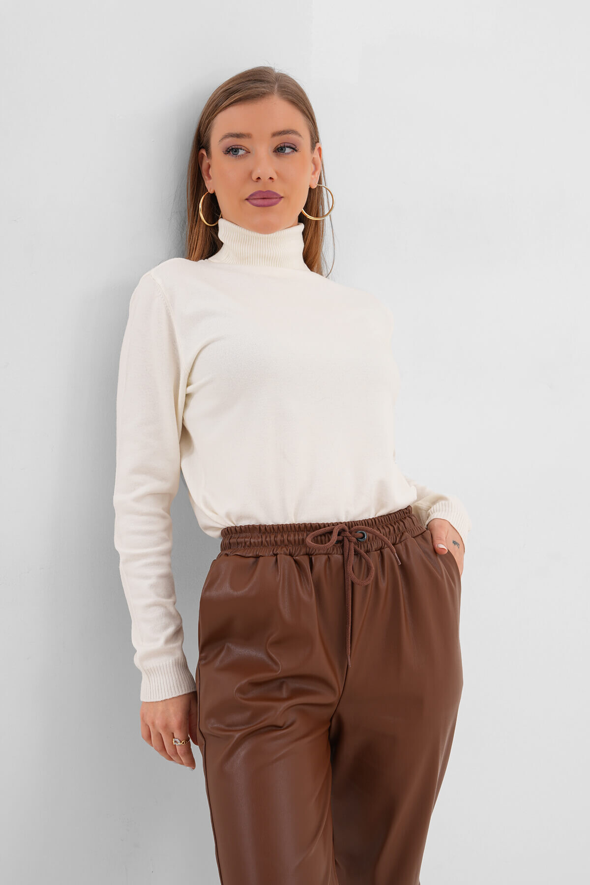 Kış Beyazı Trendini Türk Kadınlarına Uygun Hale Getirmek: Krem, Ekru, Kemik Tonları Nasıl Kombinlenir?